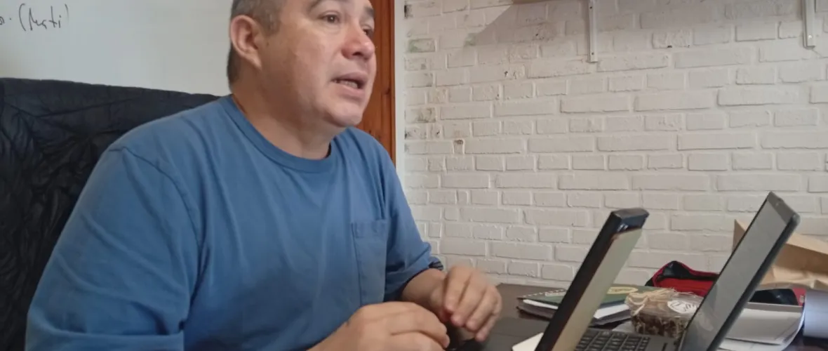 Cáncer de mama en hombres: la historia de Charlie González que busca cambiar miradas