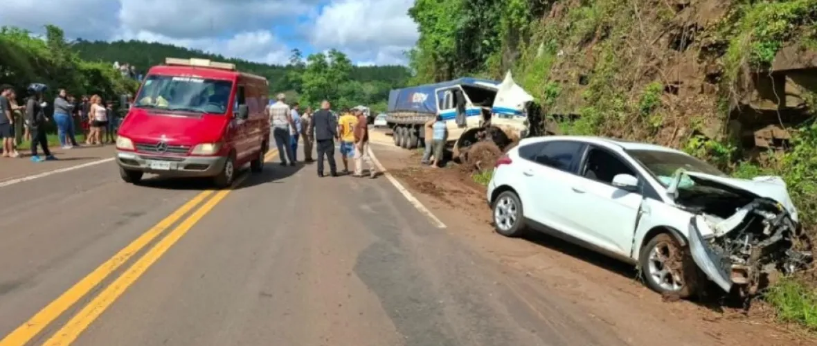 Un camión perdió el control y chocó varios vehículos en el puente del Piray Guazú