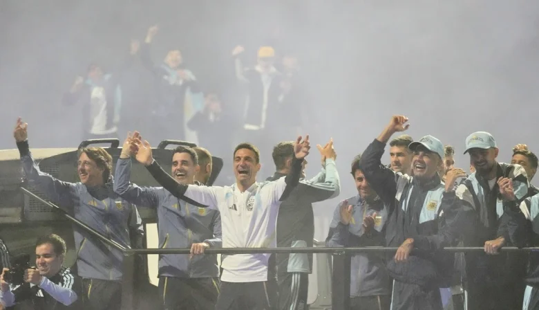 La Selección argentina regresó al país y tuvo un emotivo recibimiento en Ezeiza