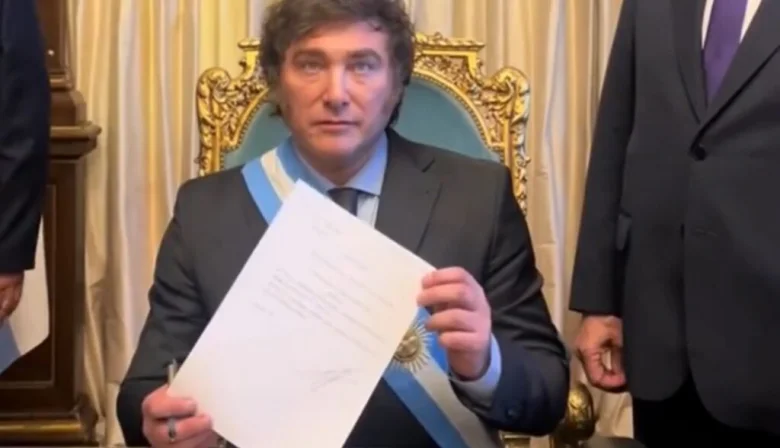Nuevo giro en la política migratoria: Milei firmó un DNU para expulsar a extranjeros que promuevan odio o violencia