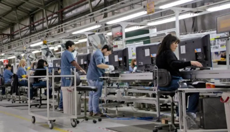 Crecimiento sin empleo: 8 de los 10 sectores de mayor expansión en la era Milei perdieron puestos laborales