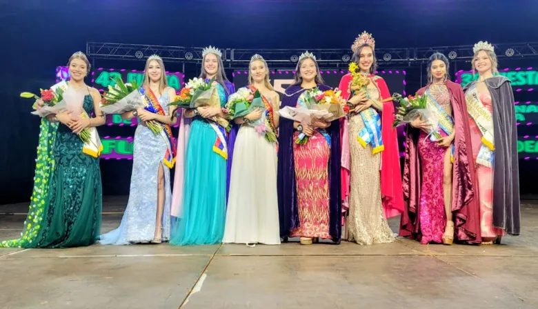 Coronación de nuevas soberanas en la Fiesta Nacional de la Orquídea