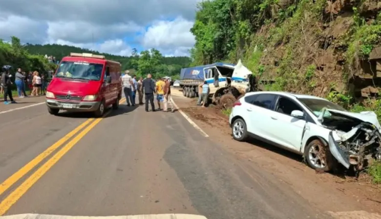 Un camión perdió el control y chocó varios vehículos en el puente del Piray Guazú