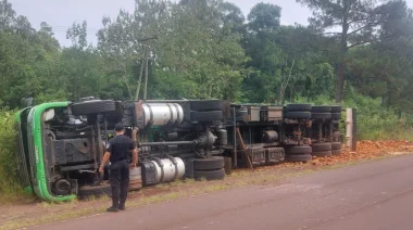 El Alcázar: Al borde la tragedia, vuelca un camión cargado con ladrillos