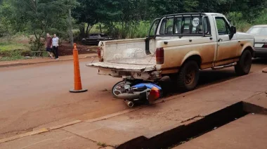 Accidente vial en Montecarlo: padre e hijo resultaron heridos tras despiste en moto