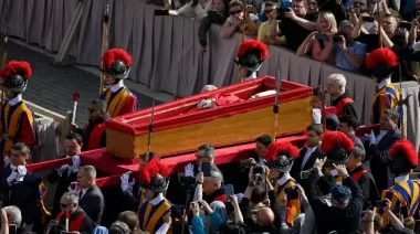 El féretro del Papa Francisco llega a la Basilica de San Pedro