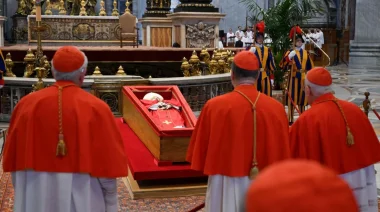 Casi 100.000 fieles participaron en los primeros dos días de exequias del papa Francisco