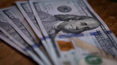 Fuerte baja del dólar blue: cae a $1.170 y se achica la brecha con el oficial