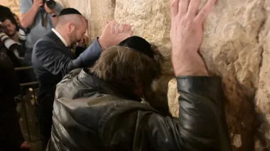 Javier Milei llegó a Israel y comenzó su visita en el Muro de los Lamentos