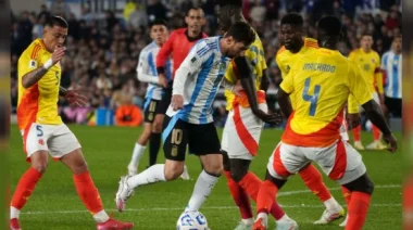 Con diez jugadores, la Selección argentina igualó ante Colombia por las Eliminatorias