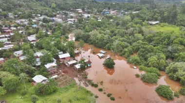 El Soberbio: con la bajante del río se reanudaría el servicio de balsa mientras otros cruces fronterizos permanecen cerrados