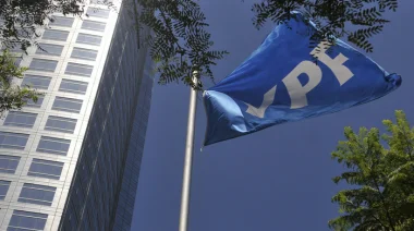 El Gobierno argentino apeló el fallo que ordena entregar el 51% de las acciones de YPF a fondos buitre