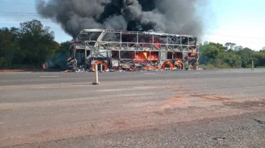Misiones: Colectivo se prendió fuego en plena ruta nacional 105