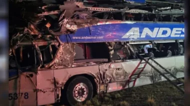 Santa Cruz: Choque fatal entre un camión y un ómnibus, cuatro muertos y al menos 20 heridos