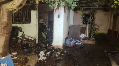 Incendio fatal en Posadas: un hombre murió atrapado en un cuarto lleno de reciclables