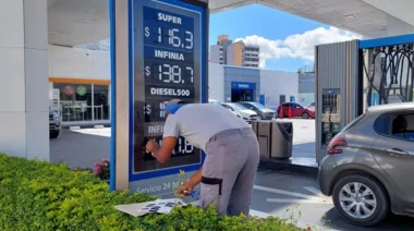 Tras la suba del dólar: la nafta aumentó hasta 1,5% y anticipan un agosto con más inflación