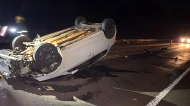 Despiste en El Alcázar: maniobra para evitar atropellar un animal dejó un auto volcado en plena Ruta 12