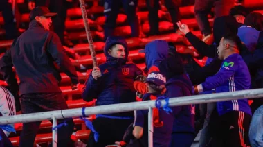 Copa Sudamericana manchada por la violencia: Partido suspendido por una batalla campal entre Universidad de Chile e Independiente