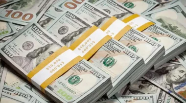 El dólar se vende a $1.500 en bancos y el riesgo país trepó a 1.428 puntos