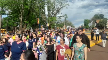 Un multitudinario desfile dio inicio a la 34 Fiesta Nacional de la Orquídea y 41 Provincial de la Flor