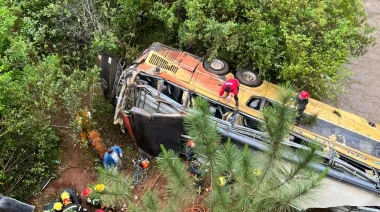 Un colectivo cayó a un arroyo tras chocar con un auto en la Ruta Nacional 14: hay fallecidos y varios heridos