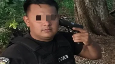 Escándalo en la Policía de Misiones: Un agente se fotografió con el arma en la cabeza y ordenaron estudios psicológicos