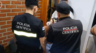 Jardín América: Un hombre fue asesinado a balazos y hay un joven detenido