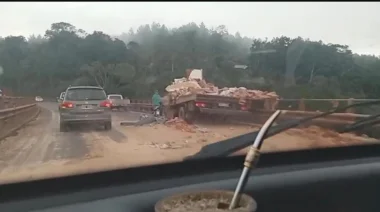 URGENTE | Corte total en la Ruta Nacional 12 por choque de camiones en 
