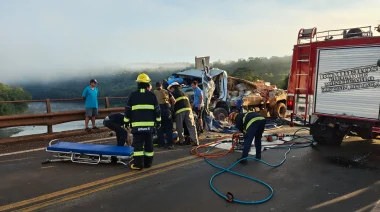 “Pudo ser mucho peor”: El testimonio del bombero que participó del rescate en el Puente Banana del Piray Guazú tras la colisión de dos camiones