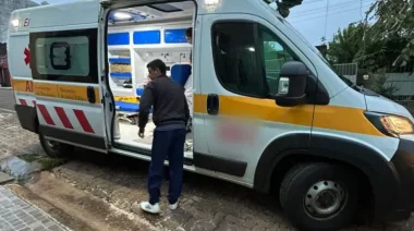 Buscan a un motociclista que atropelló a un niño frente a una escuela y huyó en Candelaria