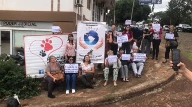 Manifestación frente al Juzgado de Instrucción Dos de Oberá: Vecinos de la localidad de Guaraní se movilizaron por la desaparición de mas de 20 perros y acusan al Intendente Miguel Vargas