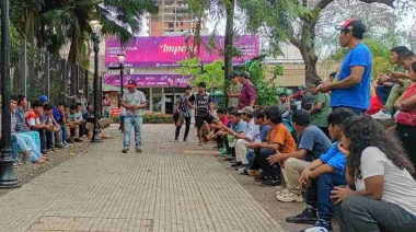 Posadas: Comunidades Mbya se retiran de la Plaza 9 de Julio tras alcanzar un acuerdo por la emergencia hídrica