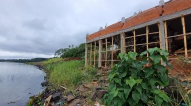 Crece la polémica en Candelaria por la construcción de un hotel sobre la costa del Paraná