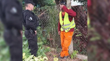 Le prometieron trabajo en Brasil: No le pagaron y se encadenó frente a la casa de su patrón para exigir el dinero