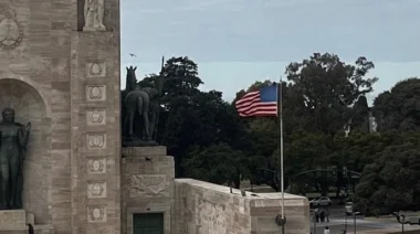 La bandera de Estados Unidos flameó en el Monumento a la Bandera en Rosario: ¿Cuál fue el motivo?