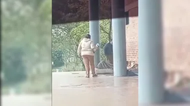 San Javier: sancionarán a una empleada municipal que arrojó agua y golpeó a personas en situación de calle