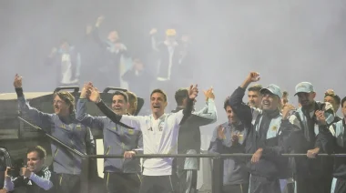 La Selección argentina regresó al país y tuvo un emotivo recibimiento en Ezeiza