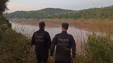 Desesperada búsqueda de un pescador que desapareció tras el vuelco de un bote en el río Uruguay