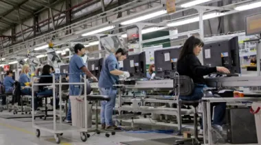 Crecimiento sin empleo: 8 de los 10 sectores de mayor expansión en la era Milei perdieron puestos laborales