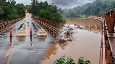 La crecida del río Paraná interrumpió la circulación en la Ruta Nacional 12