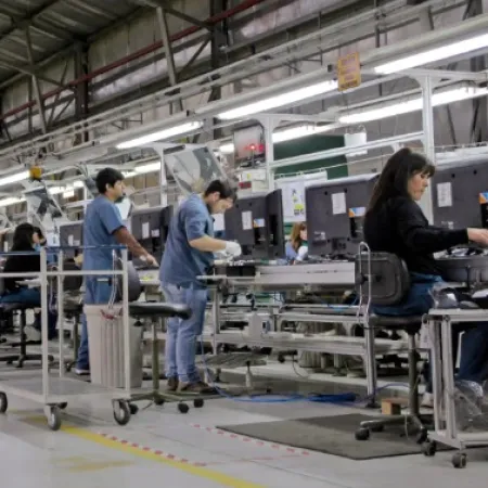 Crecimiento sin empleo: 8 de los 10 sectores de mayor expansión en la era Milei perdieron puestos laborales