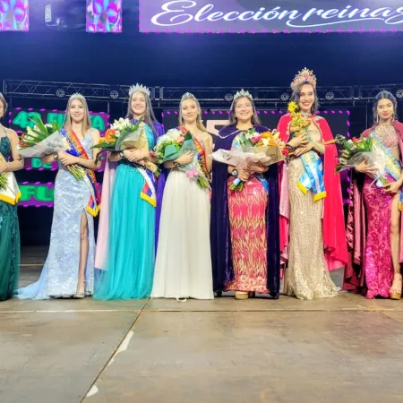 Coronación de nuevas soberanas en la Fiesta Nacional de la Orquídea