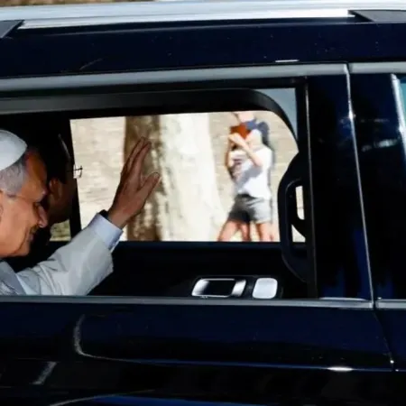 El Papa León XIV fue operado con éxito de un adenocarcinoma pulmonar