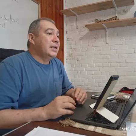 Cáncer de mama en hombres: la historia de Charlie González que busca cambiar miradas