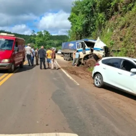 Un camión perdió el control y chocó varios vehículos en el puente del Piray Guazú
