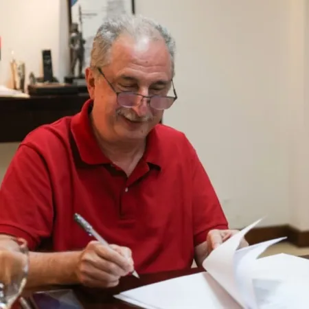 Hugo Passalacqua anuncia aumento salarial del 8,5% para empleados públicos en Misiones