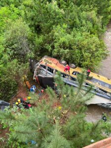 Un colectivo cayó a un arroyo tras chocar con un auto en la Ruta Nacional 14: hay fallecidos y varios heridos
